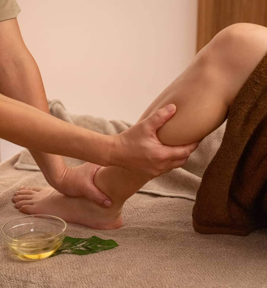 アロマオイルを使って脚のふくらはぎをマッサージしている様子