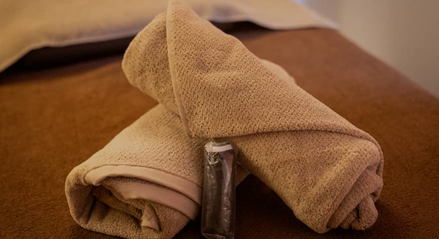 緑鮮やかな観葉植物の葉と、ぼんやりとした背景が調和するサロンの一部