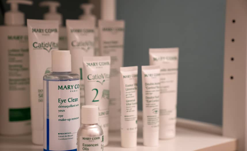 『MARY COHR』のロゴが入った化粧品ボトルとチューブが整然と配置された棚