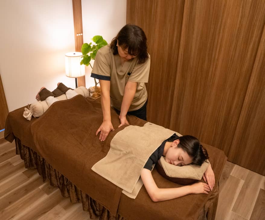 サロンで温熱ドームに入りリラックスする女性