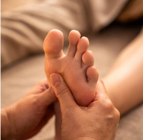 リラクゼーションのため、足裏を優しくマッサージする手元のアップ