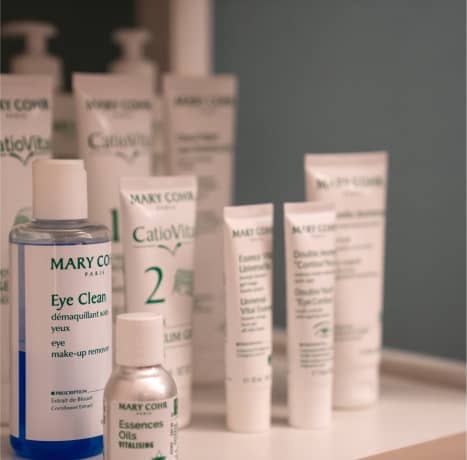 スパや美容サロンで使用されるMARY COHRのスキンケア製品が陳列された棚
